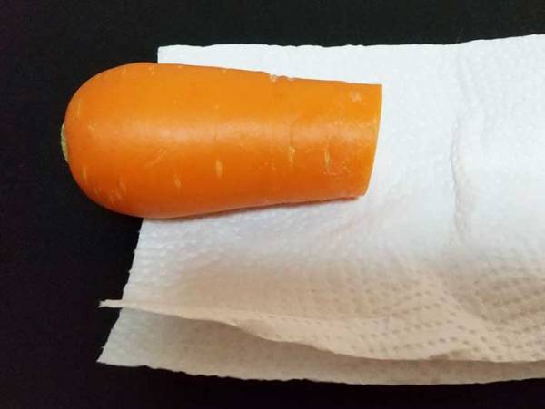 すぐしなびる使いかけの人参　カット面に〇〇するだけで？　「全然違う！」「ずっとやる」