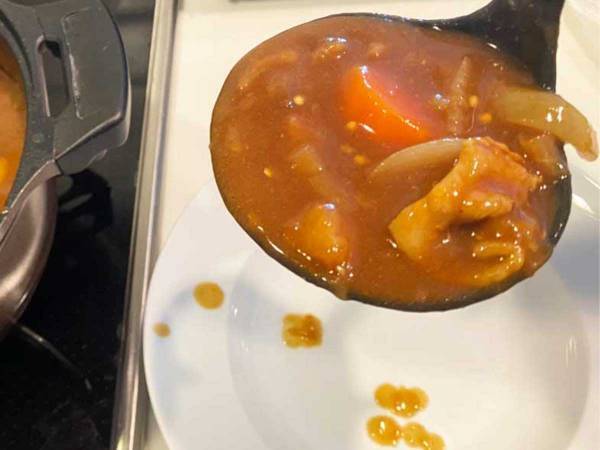 カレーをポタポタ垂らさず、よそう方法に「一滴も垂れない」「ほかのつゆもイケる」