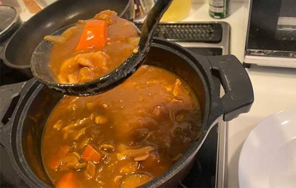 カレーをポタポタ垂らさず、よそう方法に「一滴も垂れない」「ほかのつゆもイケる」