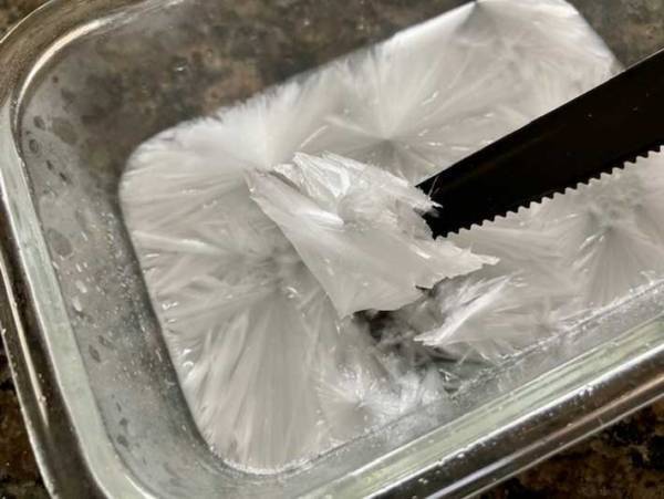 おうちで簡単に実験！　『いきなり氷る魔法の水』に、つい大人も夢中になった