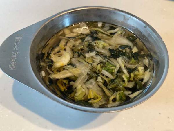 ちょっと寂しい素うどん…　トッピングしたのは？　「ほんと助かる」「ストック必至」