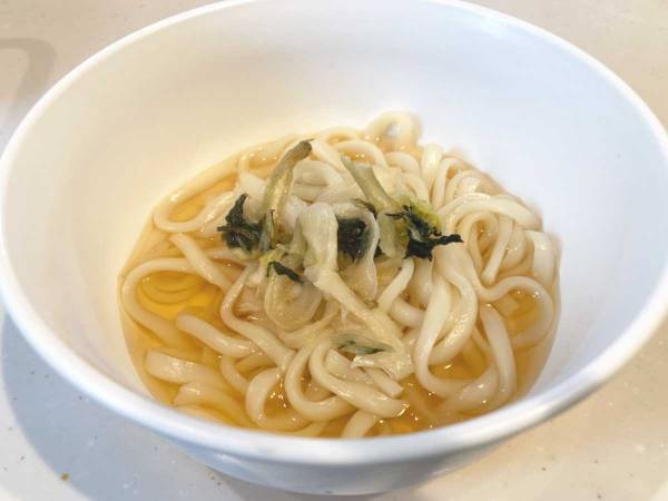 ちょっと寂しい素うどん…　トッピングしたのは？　「ほんと助かる」「ストック必至」