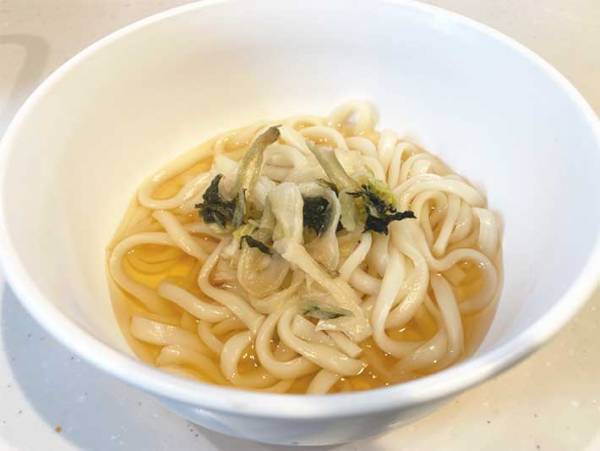 ちょっと寂しい素うどん…　トッピングしたのは？　「ほんと助かる」「ストック必至」