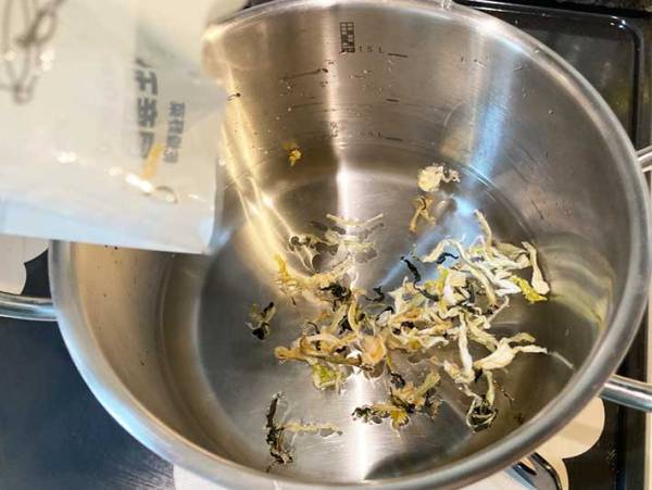 ちょっと寂しい素うどん…　トッピングしたのは？　「ほんと助かる」「ストック必至」