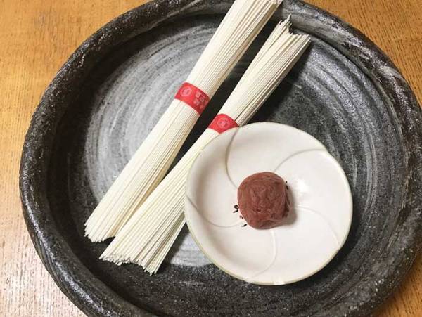 時間が経つと塊になる『そうめん』　アレを１個入れてゆでると？　「ウソみたい！」