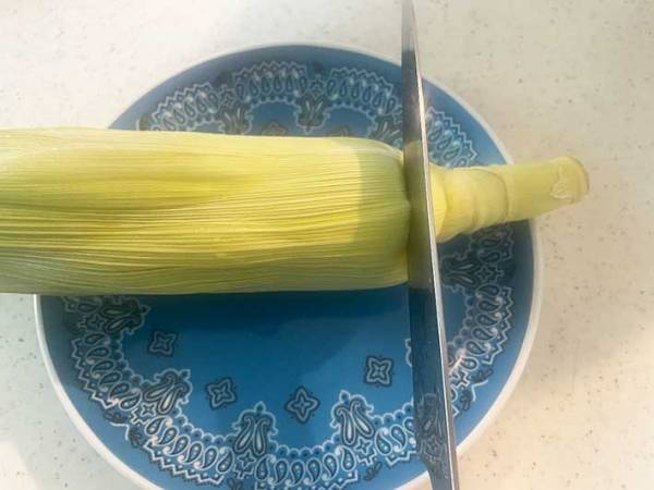 これはクセになる！ 　トウモロコシの皮とヒゲが一気に取れる裏技