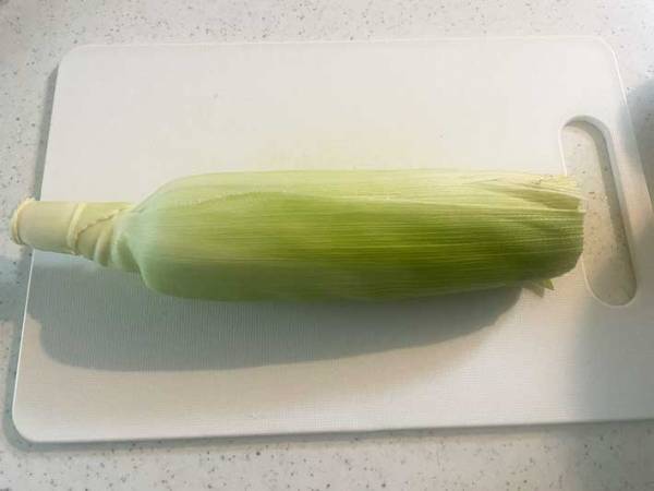 これはクセになる！ 　トウモロコシの皮とヒゲが一気に取れる裏技