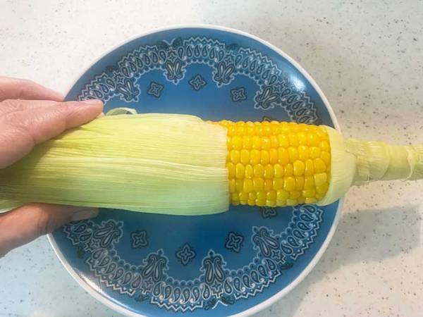 これはクセになる！ 　トウモロコシの皮とヒゲが一気に取れる裏技