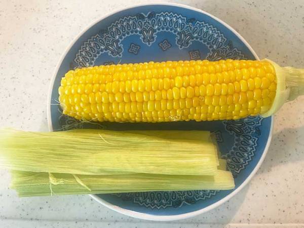 これはクセになる！ 　トウモロコシの皮とヒゲが一気に取れる裏技