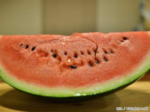 捨てる前にこれやって！　スイカの皮の『白い部分』を塩と酢につけると…？
