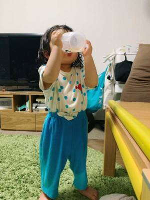 お風呂上りに麦茶を飲む１歳児　母親が「ウソつけ！」とツッコミを入れたワケとは？