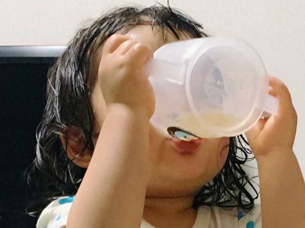 お風呂上りに麦茶を飲む１歳児　母親が「ウソつけ！」とツッコミを入れたワケとは？