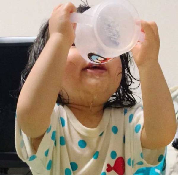 お風呂上りに麦茶を飲む１歳児　母親が「ウソつけ！」とツッコミを入れたワケとは？