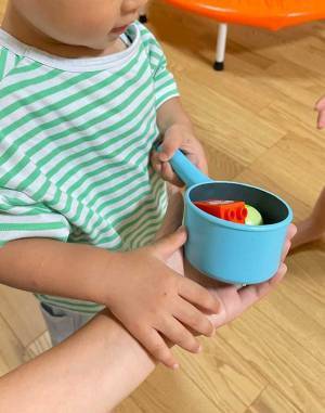 ２歳児の発想に「笑った」「なんて賢いの」　熱で寝込む母親に与えた『役』が？