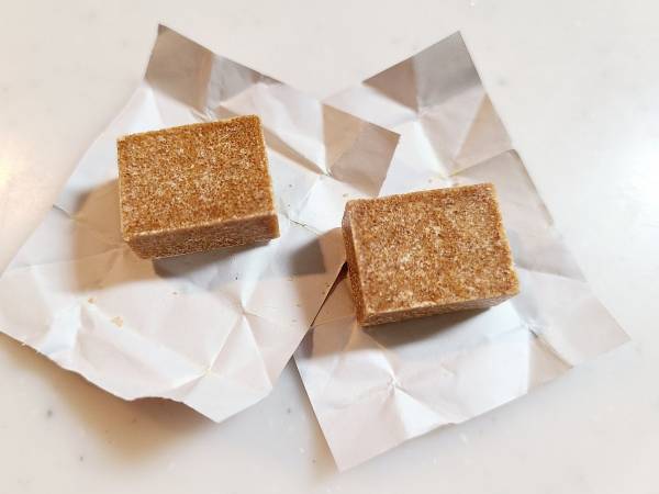 固形コンソメを粉状にする方法に「天才！」　少量使いたい時に便利なテク