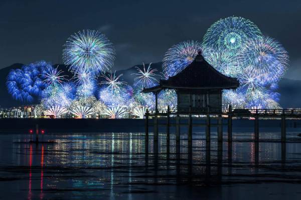「魅力が伝わってくる」「気付かなかった」　青色の花火を撮影した写真に感動のため息
