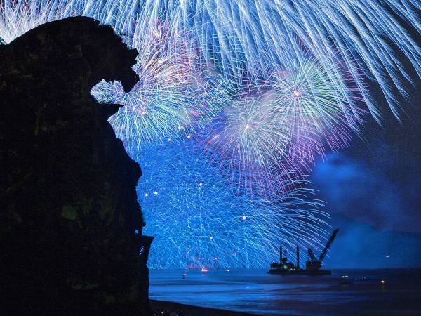 「魅力が伝わってくる」「気付かなかった」　青色の花火を撮影した写真に感動のため息