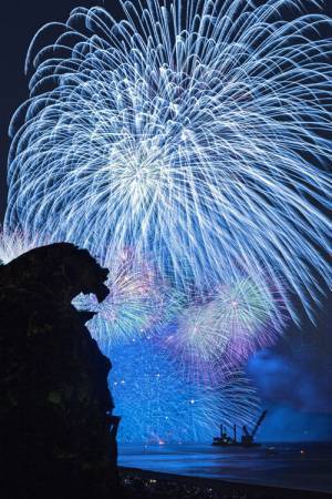 「魅力が伝わってくる」「気付かなかった」　青色の花火を撮影した写真に感動のため息