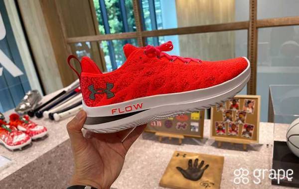 アンダーアーマーの大人気シューズに新色！「安定感がすごい」