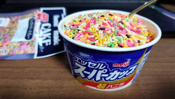 スーパーカップを『大人の食べ方』で食べる　「ずるい…」「罪なビジュアル」