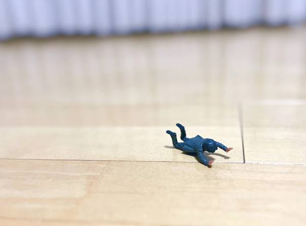 「デカい虫かと思ってギョッとした」　まさかの正体に「電車で見るんじゃなかった」「腹が痛い」