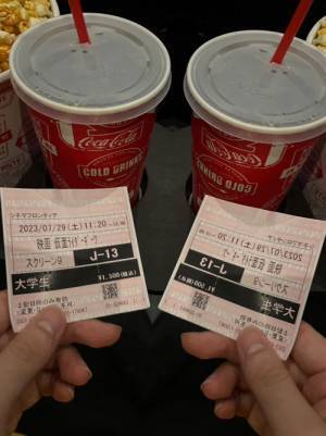 ２枚のチケットに２人分のドリンク　恋人との映画館デートを報告した男性に同情の声