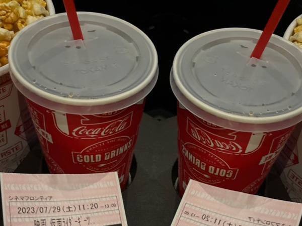 ２枚のチケットに２人分のドリンク　恋人との映画館デートを報告した男性に同情の声