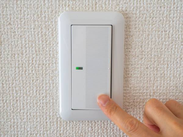 電気スイッチ　気付けば真っ黒に？　意外と知らない掃除法に「やってみる」「目から鱗」