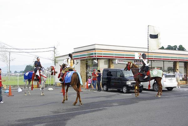 コンビニの駐車場に現れたのは？　「二度見した」「コラ画像かと思うレベル」