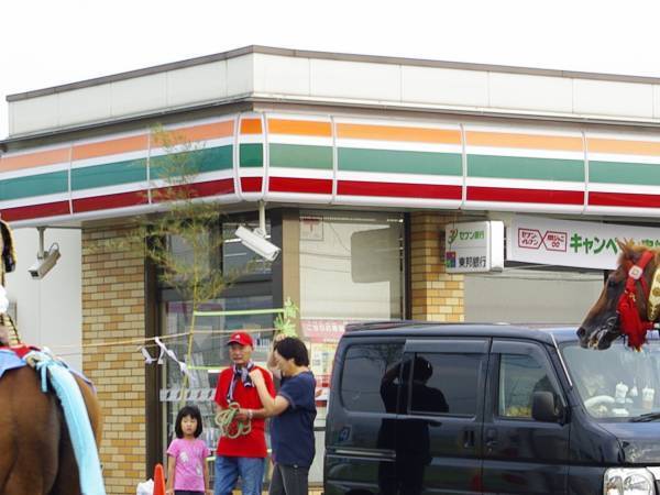 コンビニの駐車場に現れたのは？　「二度見した」「コラ画像かと思うレベル」