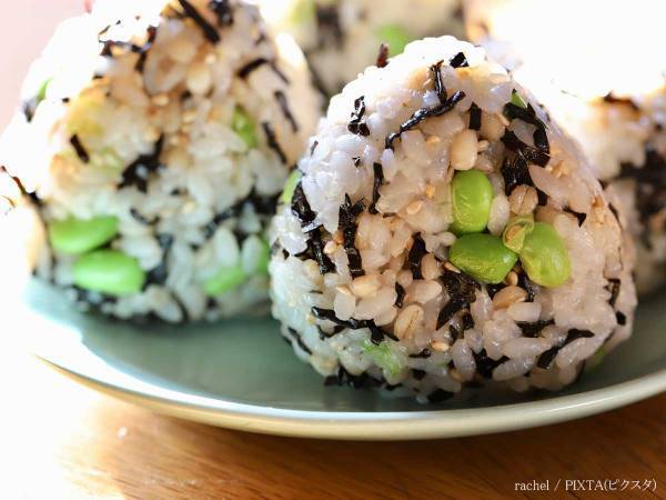 塩昆布のおにぎりにアレを入れると？　「圧倒的なおいしさ」「食べる手が止まらない」