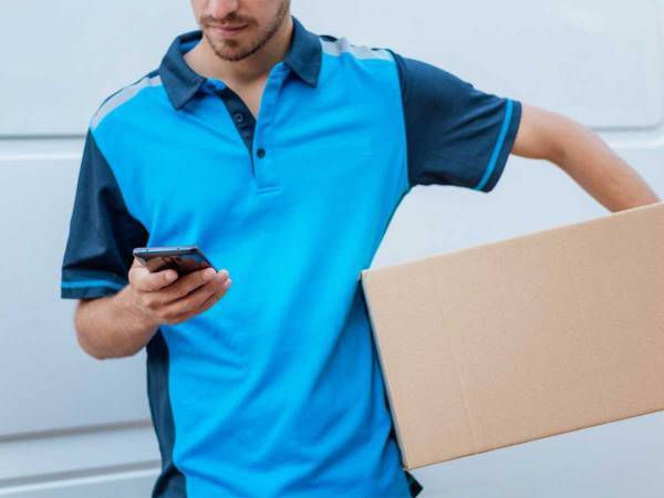 配達先の家のプールに飛び込んだAmazon配達員　動画に反響「素晴らしい」