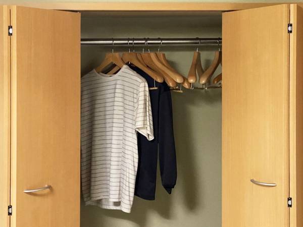 かさばりがちなクローゼット内のハンガー　便利な収納術に「すっきり」「めっちゃ便利」