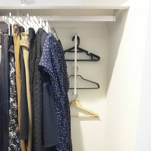 かさばりがちなクローゼット内のハンガー　便利な収納術に「すっきり」「めっちゃ便利」