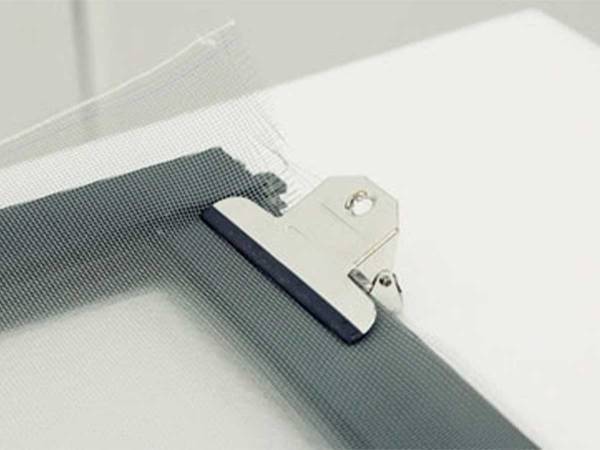 穴のあいた網戸、夏でもそのまま？　カインズ直伝！不器用でもできる『張り替えのコツ』