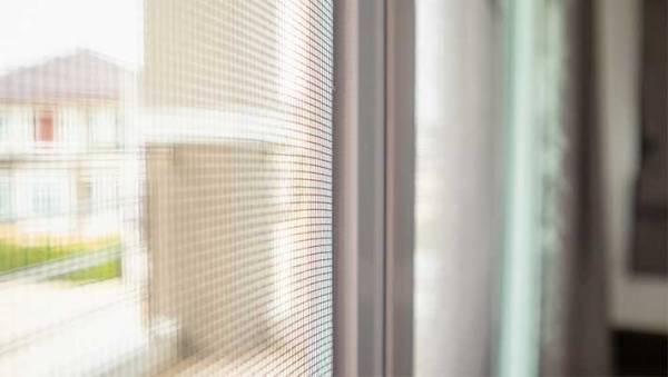 穴のあいた網戸、夏でもそのまま？　カインズ直伝！不器用でもできる『張り替えのコツ』