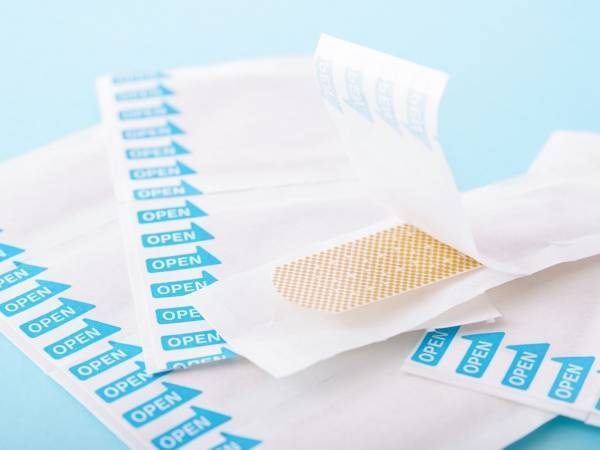 絆創膏の意外な活用法に「万能すぎる」　靴の裏に貼るだけで…？