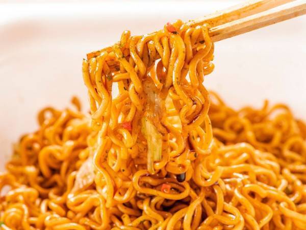 まるで生麺！　カップ焼きそばを驚きのモッチモチ食感にする方法