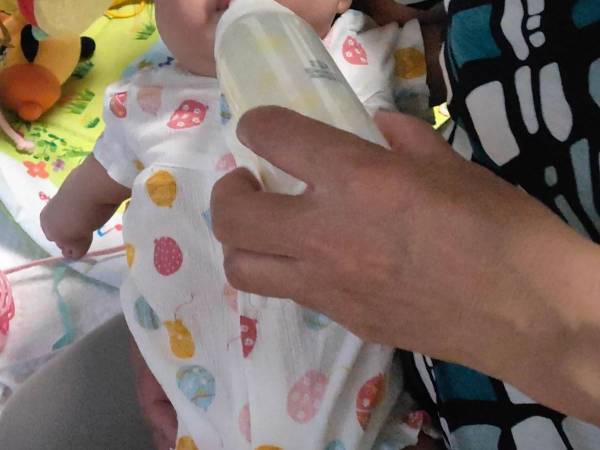 全力でミルクを拒む赤ちゃん　愛らしい反応に「本気の拒否」「かわいすぎ」