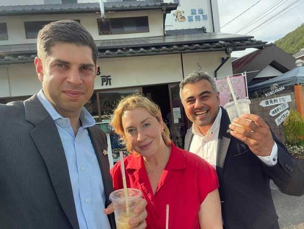 「左から小島よしお、カズレーザー、有田哲平」　ジョージア駐日大使の投稿が「センスありすぎ」