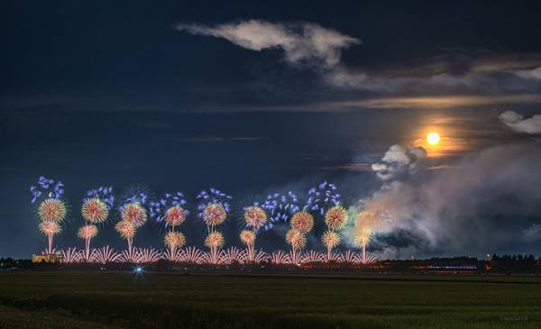 写真家が数年前から計画していた傑作　花火と満月の共演に「感動した」「なんて美しさ」