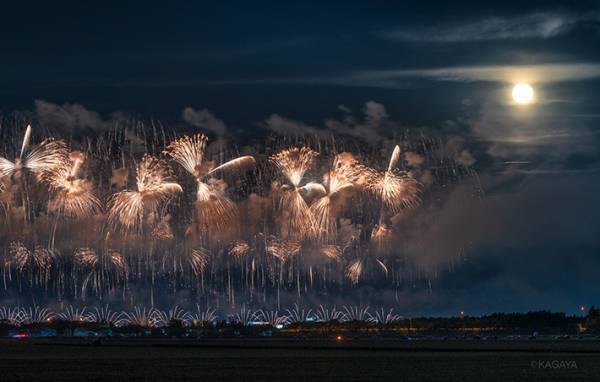 写真家が数年前から計画していた傑作　花火と満月の共演に「感動した」「なんて美しさ」
