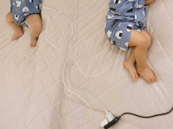 寝室の充電コードがさし込まれていたのは…？　見る人を幸せにする１枚に反響