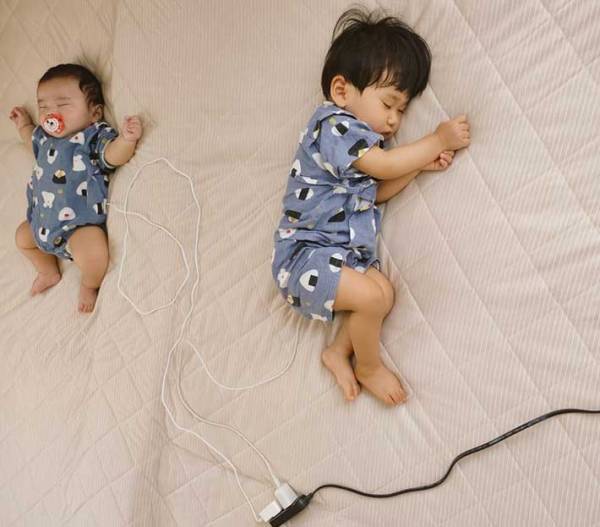 寝室の充電コードがさし込まれていたのは…？　見る人を幸せにする１枚に反響