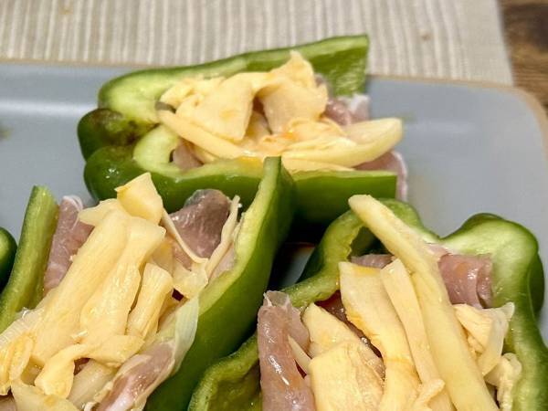 「火なんか通してられっか、めんどくせえ」　ピーマンを生のまま使う１品に「この手があったか！」