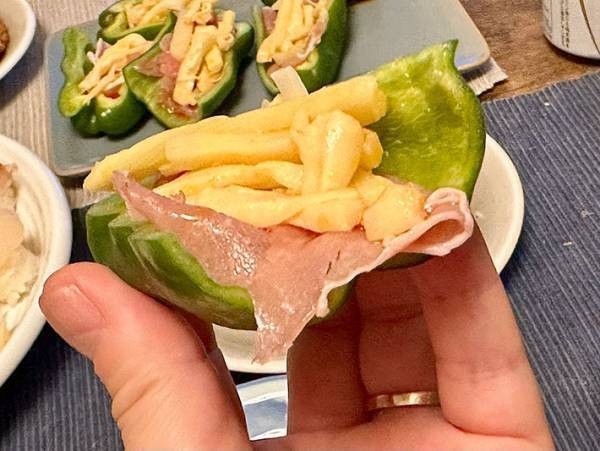 「火なんか通してられっか、めんどくせえ」　ピーマンを生のまま使う１品に「この手があったか！」