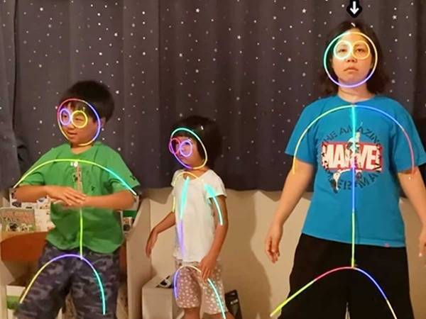 真顔で横並びになる親子３人　次に取った行動に「吹き出した」「マネしたい」