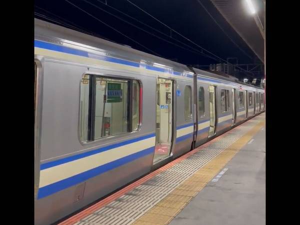 「駅員、面白い」　ガラガラすぎる電車のアナウンスに「笑っちゃう」「そんなボケをかますとは」