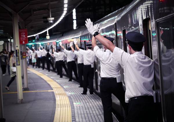 花火大会当日の『駅のホーム』に驚き！　客の安全を守る『配置』に「ガチだ」「すごい光景」