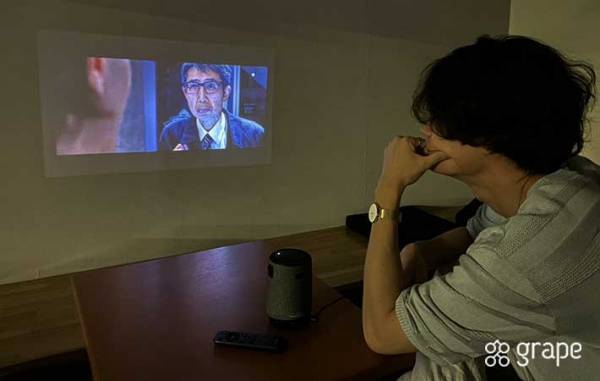 小型プロジェクター『ZenBeam Latte L1』がすごい！「美しい！」